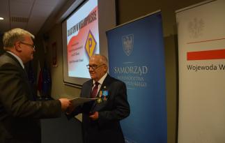 Medal Zbiorowy Za Zasługi dla LOK otrzymuje Stowarzyszenie Polaków Represjonowanych przez III Rzeszę.