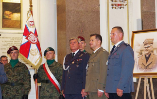 Uroczystość odbyła się z udziałem pocztów sztandarowych służb mundurowych i Ligi Obrony Kraju