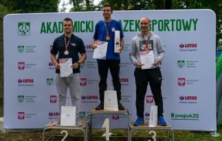  Akademickie Mistrzostwa Polski, medaliści konkurencji 3x40 na podium od lewej: Marcin Majka (WSB Poznań), Maciej Kowalewicz (UWM Olsztyn), Szymon Matuszewski (WSB Wrocław), 