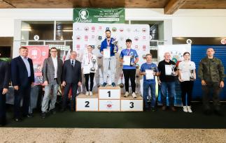 Na podium przestawiciele klubów uczestniczących w mistrzostwach