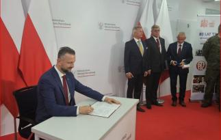 Ministrem Obrony Narodowej Władysław Kosiniak-Kamysz podpisujący PARTNERSKĄ UMOWĘ PROOBRONNĄ z LOK