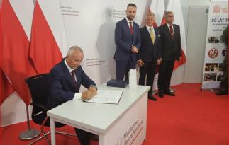 Sekretarz ZG LOK podpisujący PARTNERSKĄ UMOWĘ PROOBRONNĄ