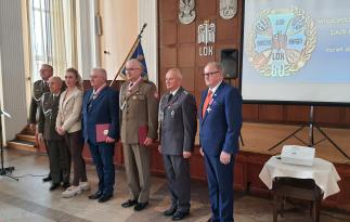 „Wręczenie godności członka honorowego W. Chiliński, J. Jarzyński”  płk Bogdan Mrowiec Dyrektor BWZW LOK, płk Ryszard Wiliński Prezes LOK, Izabela Bagrowska Sekretarz WZW LOK, Wiesław Chiliński Prezes ZP LOK Gostyń; członek honorowy LOK, płk Jarosław Jarzyński Dyrektor O/BZG LOK; ; członek honorowy LOK, płk Janusz Chwiejczak Prezes LOK, Eugeniusz Orman Wiceprezes WZW LOK Poznań. 