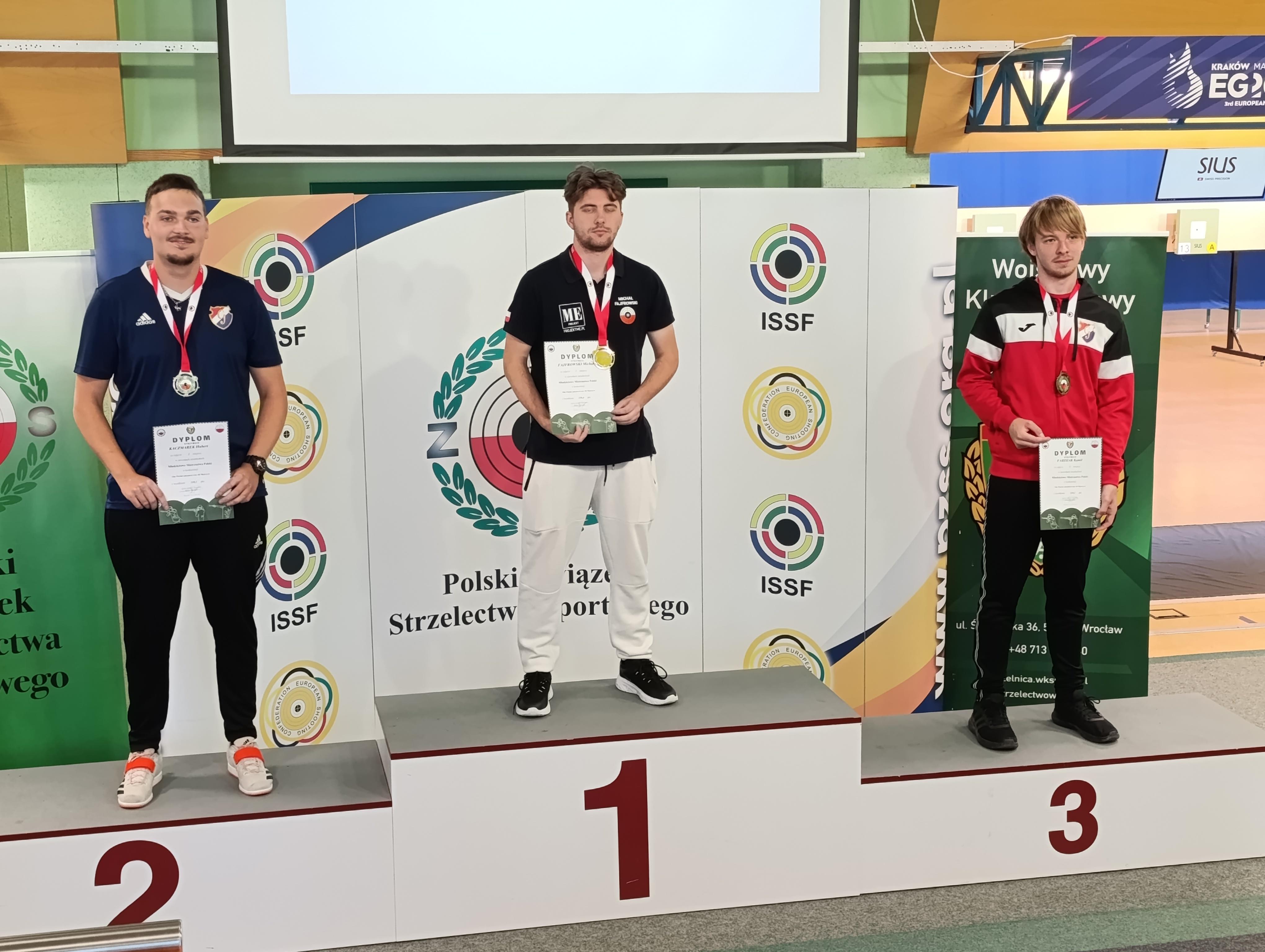 Michał Fajfrowski 4 z prawej strony w finale 10 m pistolet pneumatyczny 60 strzałów 