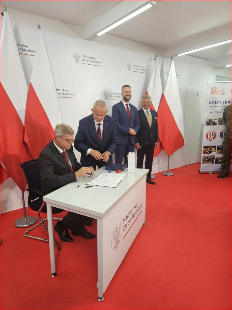 Prezes LOK podpisujący PARTNERSKĄ UMOWĘ PROOBRONNĄ