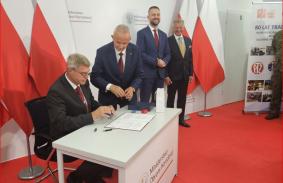 Prezes LOK podpisujący PARTNERSKĄ UMOWĘ PROOBRONNĄ